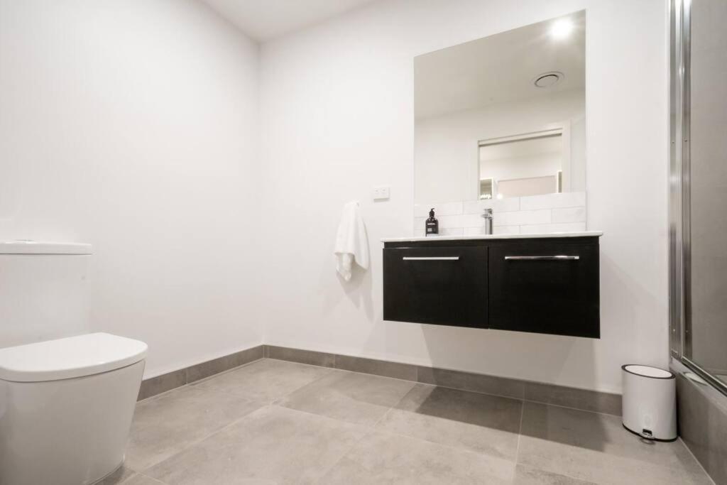 Central Modern 2 Bedroom With Wifi 론서스턴 외부 사진