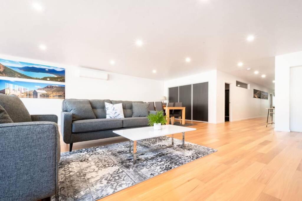Central Modern 2 Bedroom With Wifi 론서스턴 외부 사진
