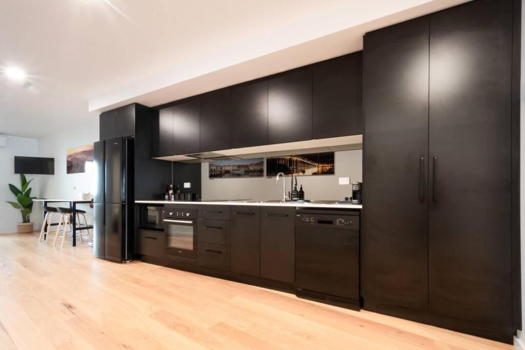 Central Modern 2 Bedroom With Wifi 론서스턴 외부 사진